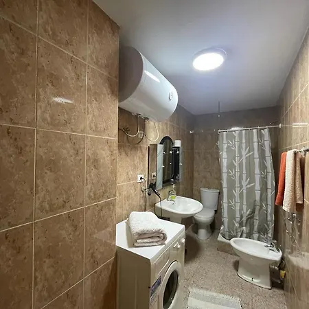 Cosy, Centrally-located Flat Apartment